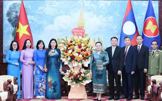 A delegation of the Viet Nam Women’s Union extends congratulations to the Lao Embassy in Viet Nam on the 50th anniversary of National Day of Laos. (Photo: hoilhpn.org.vn)