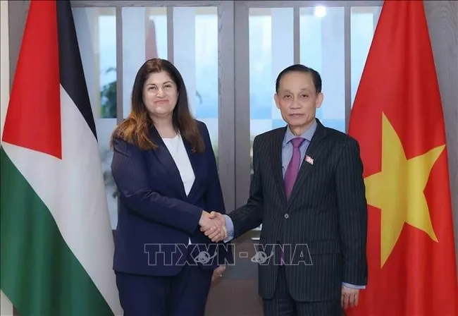 Minister of Foreign Affairs Le Hoai Trung (R) and Palestinian Minister of Foreign Affairs and Expatriates Varsen Aghabekian Shahin. (Photo: VNA)