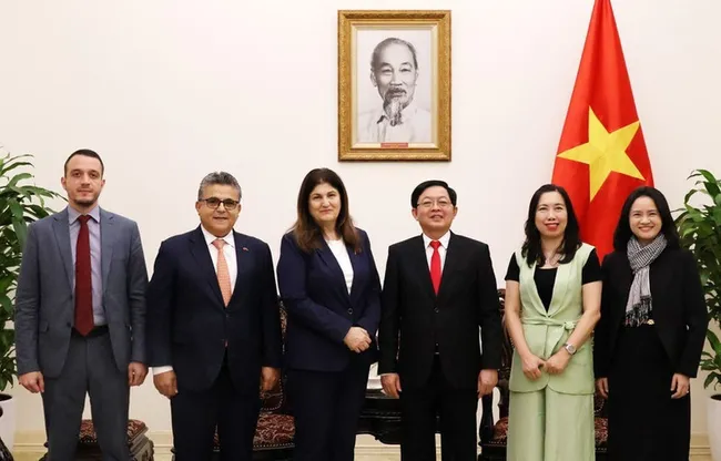 Deputy Prime Minister Ho Quoc Dung (third, right), Palestinian Minister of Foreign Affairs and Expatriates Varsen Aghabekian Shahin (third, left), and officials of the two countries (Photo: VNA)