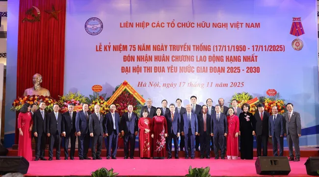 Delegates pose for a commemorative photo. (Photo: DINH HOA)