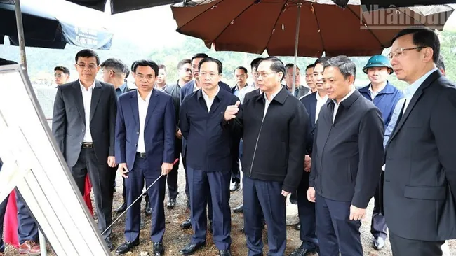 Deputy Prime Minister Bui Thanh Son and the delegation inspect the progress of the Chieng Sinh–Chieng Ngan Road project.