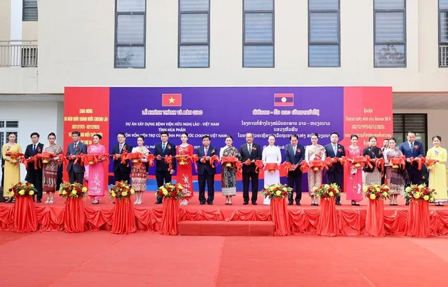 At the inauguration and handover ceremony of the Laos-Vietnam friendship hospital in Houaphanh province, northern Laos, on December 4. (Photo: baochinhphu.vn)