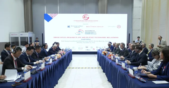 At the meeting between Chairman of the HCM City People’s Committee Nguyen Van Duoc and Italian Ambassador to Vietnam Marco Della Seta (Photo: VNA)