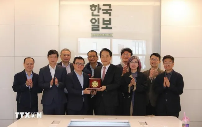 Representatives of the Viet Nam Journalists Association and the RoK's Hankook Ilbo newspaper pose for a group photo. (Photo: VNA)