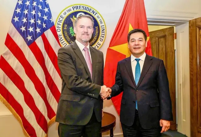 Vietnamese Minister of Industry and Trade Nguyen Hong Dien (R) and US Trade Representative Jamieson Greer (Photo: Vietnamese Ministry of Industry and Trade/VNA)