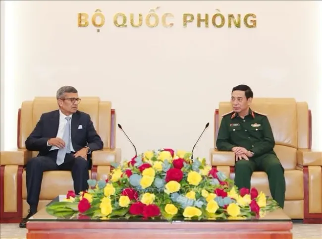 Minister of National Defence General Phan Van Giang (right) receives Indian Defence Secretary Rajesh Kumar Singh in Ha Noi on November 10, 2025. (Photo: VNA)