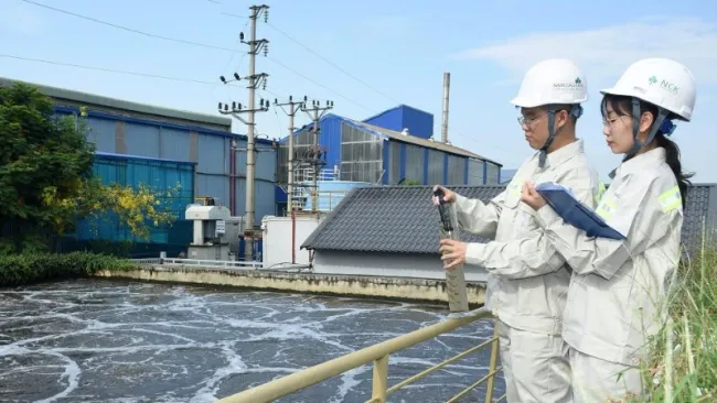 An engineer of Shinec Joint Stock Company inspects the wastewater treatment system at Nam Cau Kien Industrial Park (Hai Phong City). (Photo: KHANH AN)