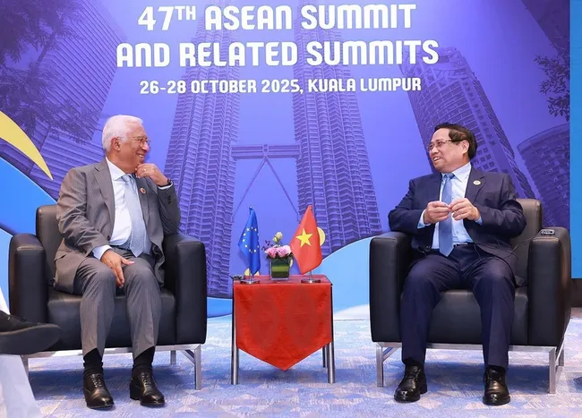 Prime Minister Pham Minh Chinh (R) meets President of the European Council Antonio Costa on the sidelines of the 47th ASEAN Summit in Malaysia. (Photo: VNA)