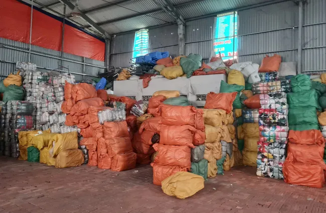 Phát hiện hơn 94 tấn quần áo không rõ nguồn gốc ở Hải Phòng