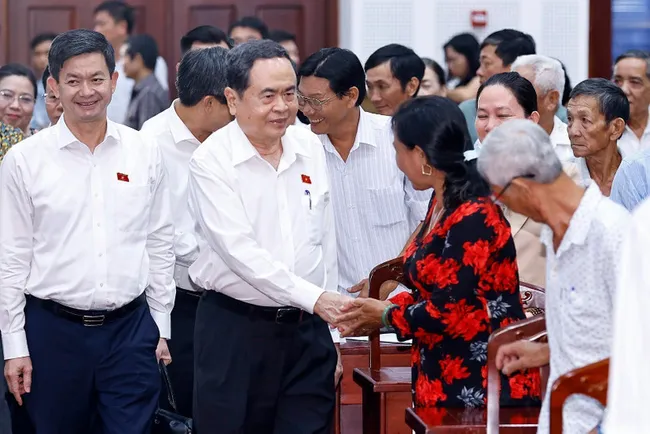 National Assembly Chairman Tran Thanh Man meets with voters in Can Tho city's Vi Thanh ward on December 13, following the NA's 10th session. (Photo: VNA)