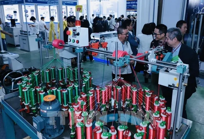 A booth shoiwcasing waving technology at the HanoiTex & HanoiFabric 2025. (Photo: VNA)