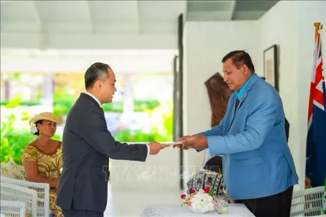 Vietnamese Ambassador to New Zealand and the Cook Islands Phan Minh Giang (L) presents his credentials to Sir Tom Marsters, Representative of King Charles III to the Cook Islands (Photo: VNA)