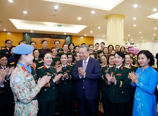 Party General Secretary To Lam (C) meets with outstanding delegates to the eighth congress of military women for the 2025–2030 tenure. (Photo: VNA)