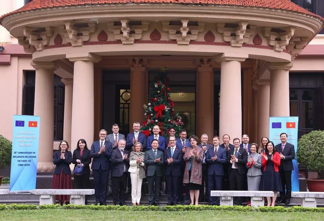 Deputy Prime Minister Tran Hong Ha meets with ambassadors and chargés d’affaires of the European Union (EU) in Vietnam on December 16. (Photo: VNA)