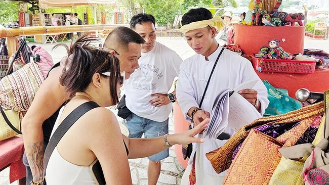 Sales staff advise and introduce products to tourists. (Photo: NAM ANH)