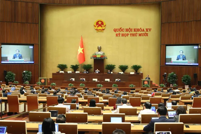 Lawmakers join discussions in the hall during the 15th National Assembly's 10th session (Photo: VNA)
