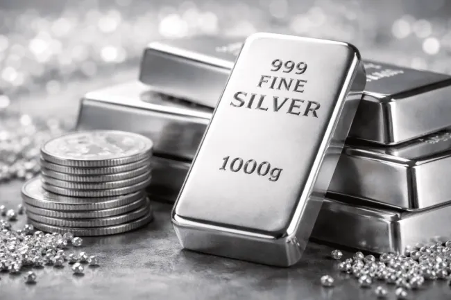 Giá bạc tiếp tục tăng, vượt mốc 70 USD/ounce