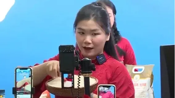 Doanh nghiệp Việt tự livestream bán hàng Tết để giữ thị phần