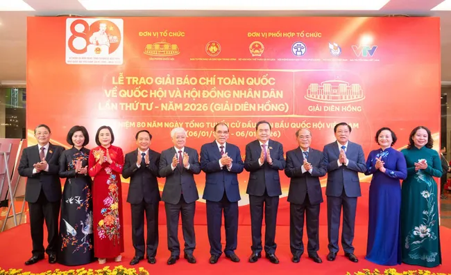 NA Chairman Tran Thanh Man and other leaders, former leaders at the 4th Dien Hong Awards honouring journalistic works on the NA and People’s Councils in Hanoi on December 18, 2025. (Photo: daibieunhandan.vn)