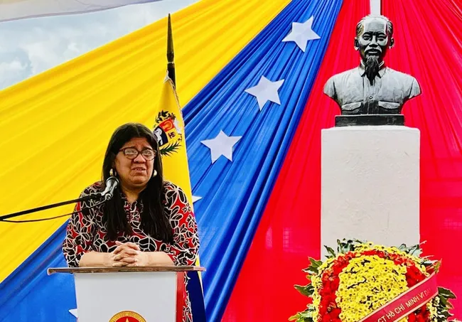 Venezuelan Vice Minister of Foreign Affairs Tatiana Pugh speaks at the ceremony on December 17. (Photo: VNA)