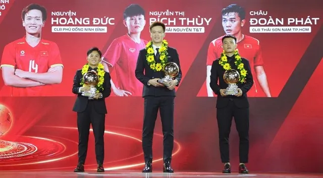 Winners of 2025 Golden Ball awards Nguyen Thi Bich Thuy, Nguyen Hoang Duc and Chau Doan Phat (from left to right). Photo vietnamnet.vn