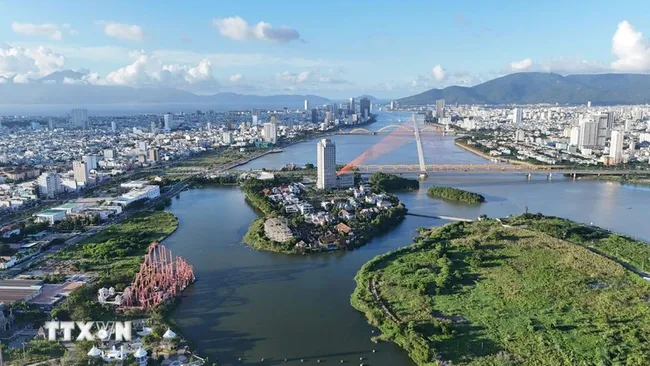 An aerial view of the Han River in Da Nang city (Photo: VNA)
