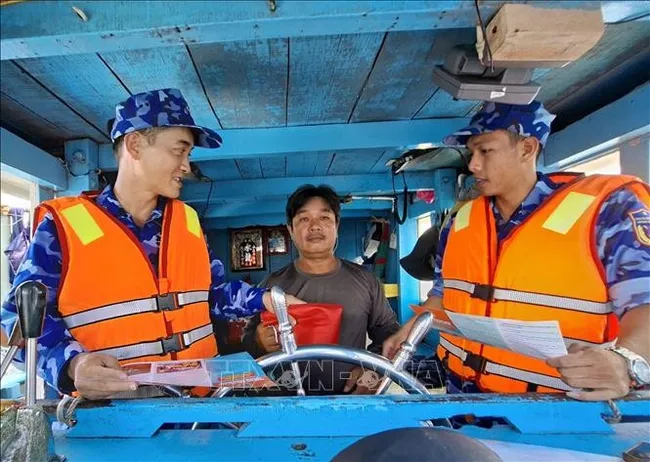 Law enforcement forces at sea in Ho Chi Minh City are working to raise awareness among fishermen about combating illegal, unreported, and unregulated (IUU) fishing (Photo: VNA)
