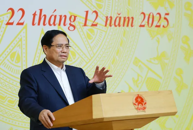 Prime Minister Pham Minh Chinh speaks at the Central Council for Emulation and Commendation's 16th meeting in Hanoi on December 22. (Photo: VNA)