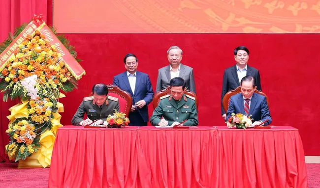 Party General Secretary To Lam, State President Luong Cuong, and Prime Minister Pham Minh Chinh witness the signing of the new regulations on coordination between the Ministries of Public Security, National Defence, and Foreign Affairs on December 6. (Photo: VNA)
