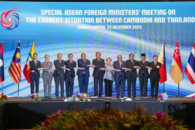 Participants pose for a group photo at the ASEAN foreign ministers’ special meeting on the current situation between Cambodia and Thailand, held in Kuala Lumpur, Malaysia, on December 22. (Photo: Vietnamese Ministry of Foreign Affairs)