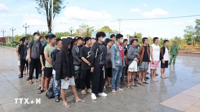 Sixty-three Vietnamese citizens are handed over by Cambodian authorities. (Photo: VNA)