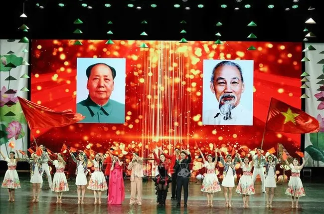 An art performance celebrates the Vietnam-China neighbourliness and friendship at the event (Photo: VNA)