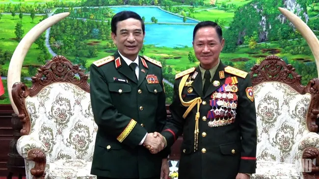 Vietnamese Minister of National Defence General Phan Van Giang (L) meets with his Lao counterpart, Senior Lieutenant General Khamliang Outhakaysone, in Vientiane on December 2. (Source: qdnd.vn)