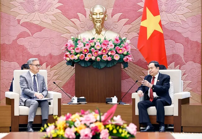 National Assembly Chairman Tran Thanh Man (R) and Lao Minister of Foreign Affairs Thongsavanh Phomvihane in Hanoi on December 18 (Photo: VNA)