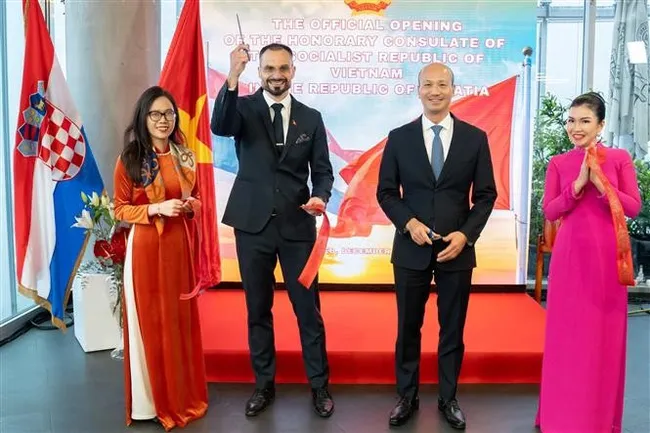 Vietnam’s Honorary Consul in Croatia Marko Moric (2nd, left) and Vietnamese Ambassador to Croatia Bui Le Thai (3nd, left) cut the ribbon to inaugurate the Vietnamese Honorary Consulate in Zagreb on December 4. (Photo: VNA)