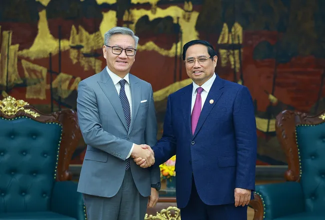 Prime Minister Pham Minh Chinh (R) receives Lao Minister of Foreign Affairs Thongsavanh Phomvihane in Hanoi on December 18, 2025. (Photo: VNA)