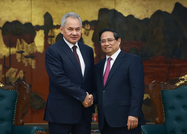 Prime Minister Pham Minh Chinh (right) and Secretary of the Security Council of the Russian Federation Sergey Shoigu at their meeting in Hanoi on December 9. (Photo: VNA)