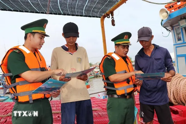 Disseminating information on the fight against IUU fishing for fishermen (Photo: VNA)