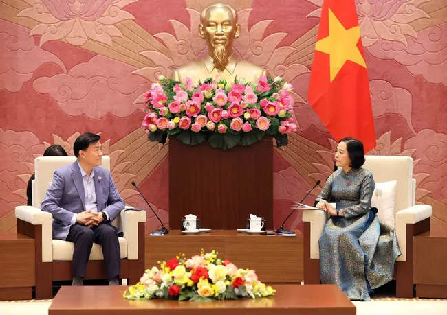 Vice Chairwoman of the National Assembly Nguyen Thi Thanh (right) receives Prof. Kim Hak-min, head of the Ethics Investigation Advisory Committee of the RoK National Assembly, in Hanoi on December 26. (Photo: VNA)