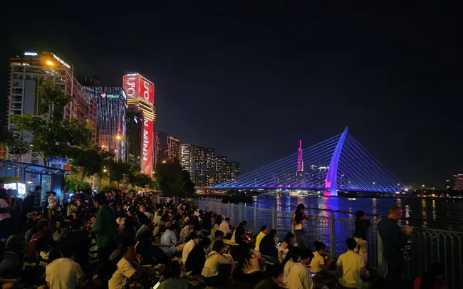 Th&agrave;nh phố Hồ Ch&iacute; Minh rực rỡ trong thời khắc đ&oacute;n ch&agrave;o năm mới 2026- Ảnh 1.