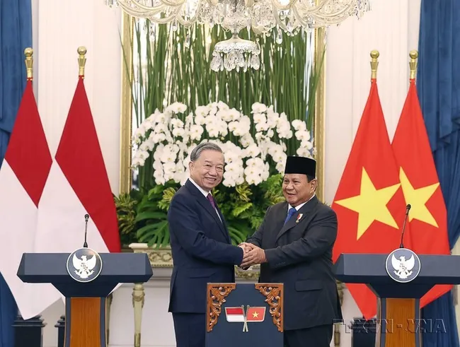 General Secretary To Lam (L) and Indonesian President Prabowo Subianto, Chairman of the Great Indonesia Movement Party (Gerindra), announce the elevation of Vietnam–Indonesia relations to a Comprehensive Strategic Partnership in Jakarta on March 10, 2025. (Photo: VNA)