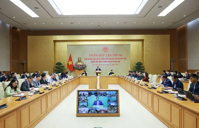 Prime Minister Pham Minh Chinh chairs the 28th meeting of the national steering committee for combating IUU fishing on December 30. (Photo: VNA)