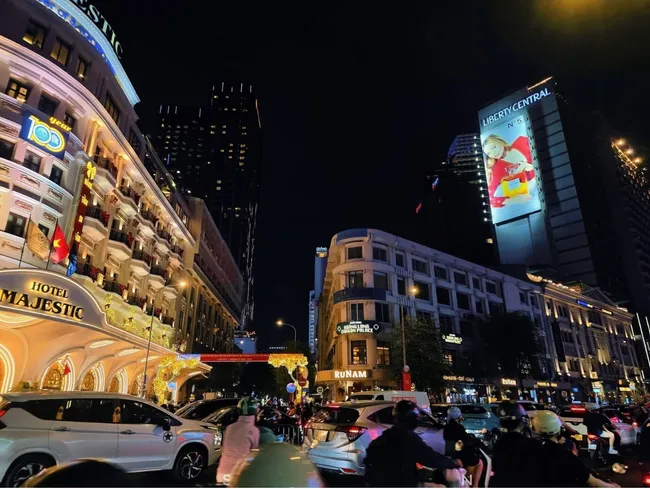 Th&agrave;nh phố Hồ Ch&iacute; Minh rực rỡ trong thời khắc đ&oacute;n ch&agrave;o năm mới 2026- Ảnh 3.