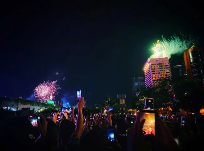 Th&agrave;nh phố Hồ Ch&iacute; Minh rực rỡ trong thời khắc đ&oacute;n ch&agrave;o năm mới 2026- Ảnh 5.