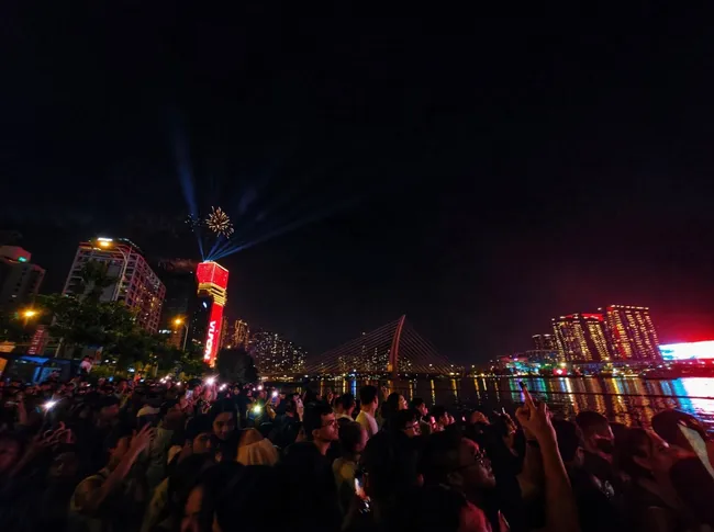 Th&agrave;nh phố Hồ Ch&iacute; Minh rực rỡ trong thời khắc đ&oacute;n ch&agrave;o năm mới 2026- Ảnh 8.