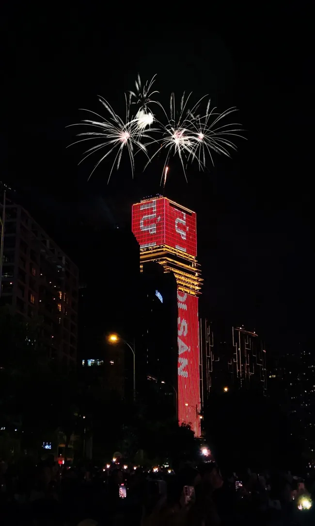 Th&agrave;nh phố Hồ Ch&iacute; Minh rực rỡ trong thời khắc đ&oacute;n ch&agrave;o năm mới 2026- Ảnh 6.