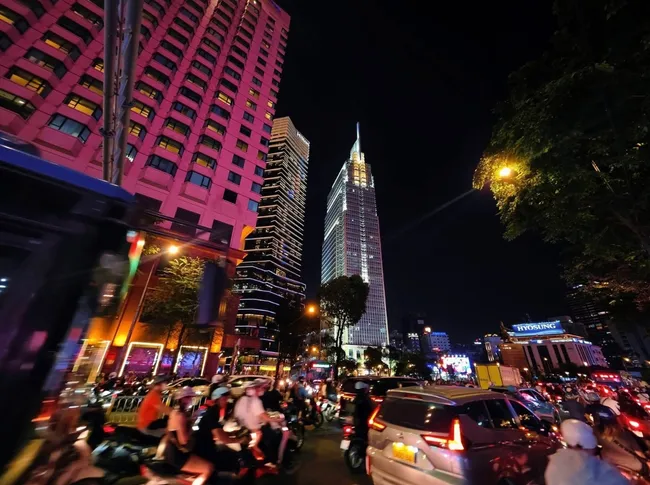 Th&agrave;nh phố Hồ Ch&iacute; Minh rực rỡ trong thời khắc đ&oacute;n ch&agrave;o năm mới 2026- Ảnh 4.