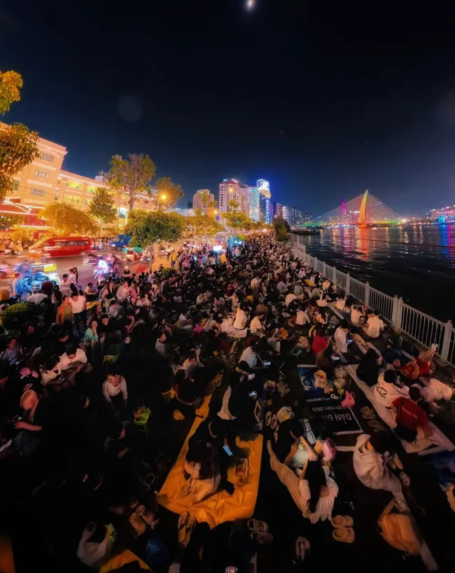 Th&agrave;nh phố Hồ Ch&iacute; Minh rực rỡ trong thời khắc đ&oacute;n ch&agrave;o năm mới 2026- Ảnh 2.