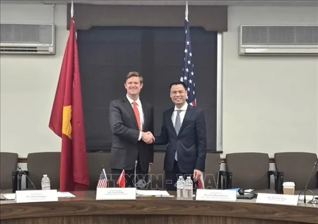 Vietnamese Deputy Minister of Foreign Affairs Dang Hoang Giang (R) and US Acting Assistant Secretary of State Fleet White (Photo: VNA)
