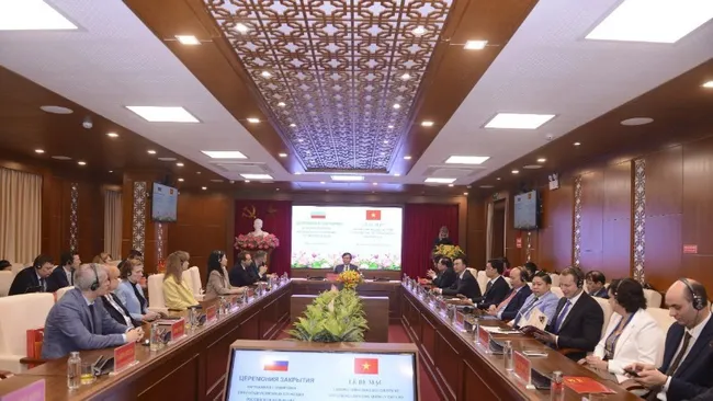 An overview of the closing ceremony.